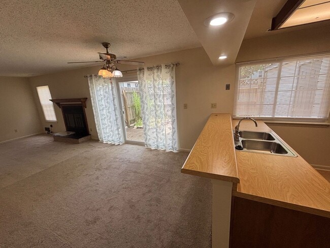 Building Photo - 2 Bedroom, 2.5 Bath Townhome in Virginia B...