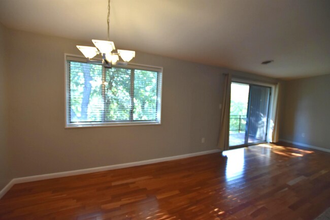 Building Photo - Fabulous 2BR/1BA Top Floor Condo in Grosve...
