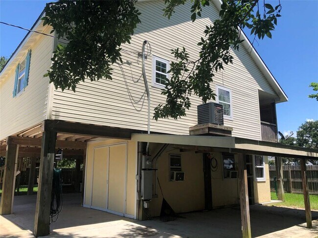 Building Photo - 611 Neirbo St