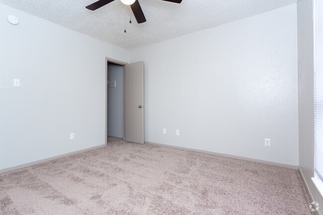 2HAB,1BA-796 ft² - University Club Apartments