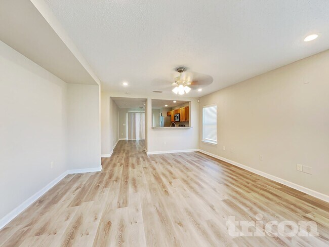 Foto del edificio - 11626 Brian Lakes Dr N