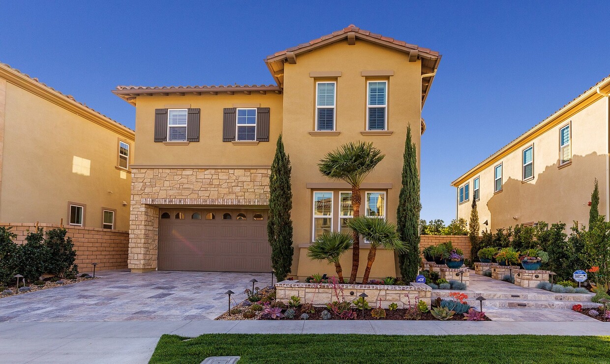 Primary Photo - Gorgeous Home in Lake Forest!