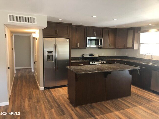 Foto del edificio - 3835 E Ludlow Dr