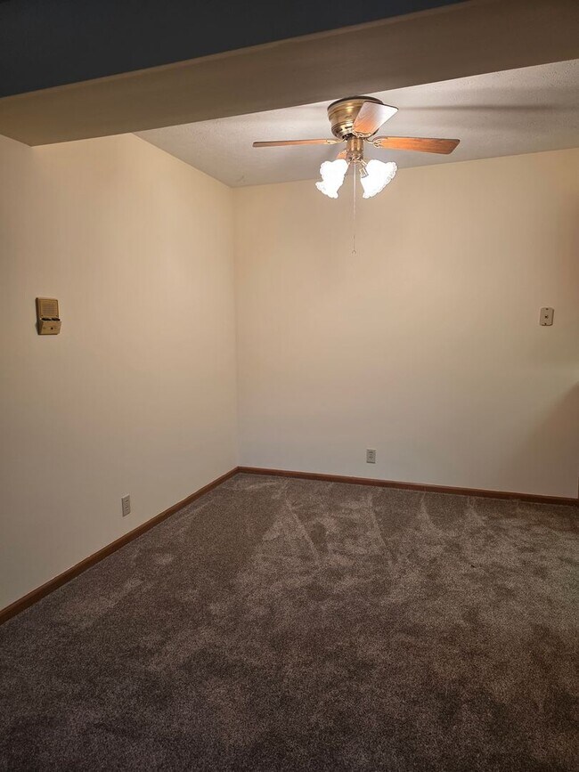 Building Photo - Lamplighter 1