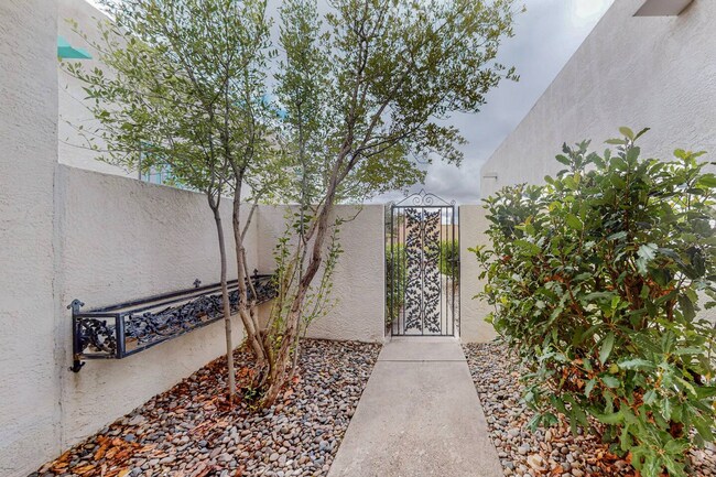 Building Photo - Coming soon! 3 Bedroom/2 Bathroom Home in ...