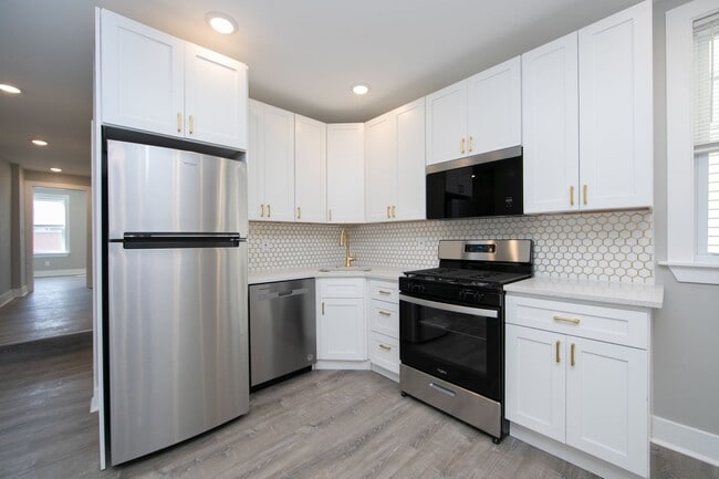 Building Photo - Beautiful Gut Renovated 2 Bed/1 Bath 2nd F...
