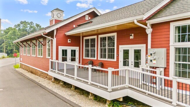 Foto del edificio - 240 Meadow Rd