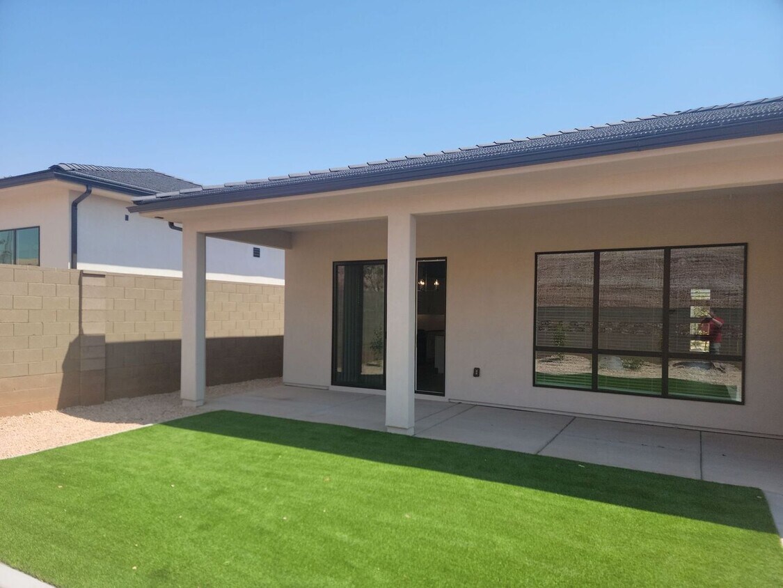 Foto principal - Brand New Stylish 3 Bedroom Home!