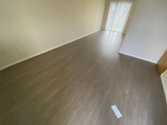 Building Photo - Remodeled 2 Bed 1.5 bath Springfield apartment