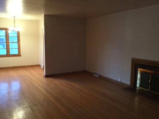 Foto del edificio - 2 Bedroom single family home W/ detached garage