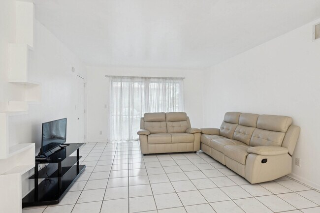 Building Photo - 9930 Pineapple Tree Dr