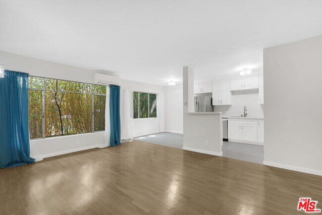 Foto del edificio - 2488 Beachwood Dr