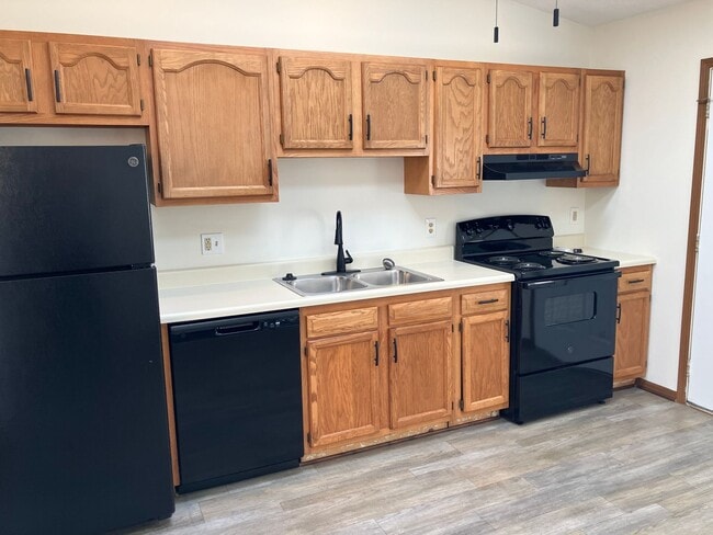 Building Photo - Updated 2 Bedroom, 1 Bath, and 1-Car Garag...