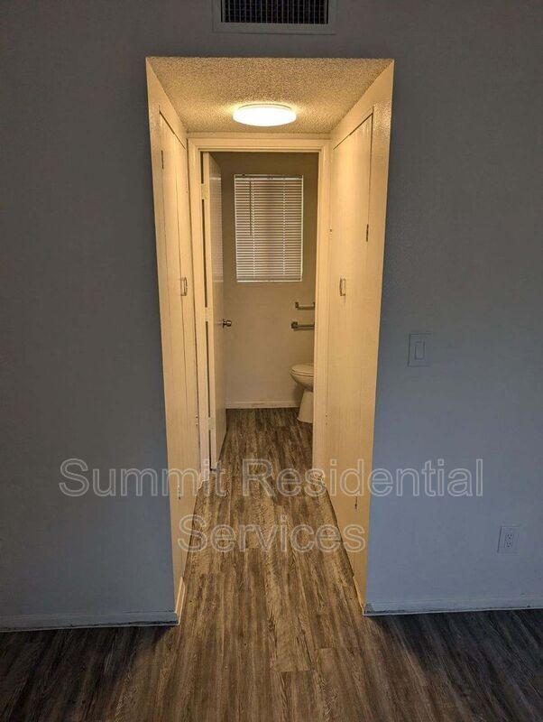 Building Photo - 957 E Alvord Rd