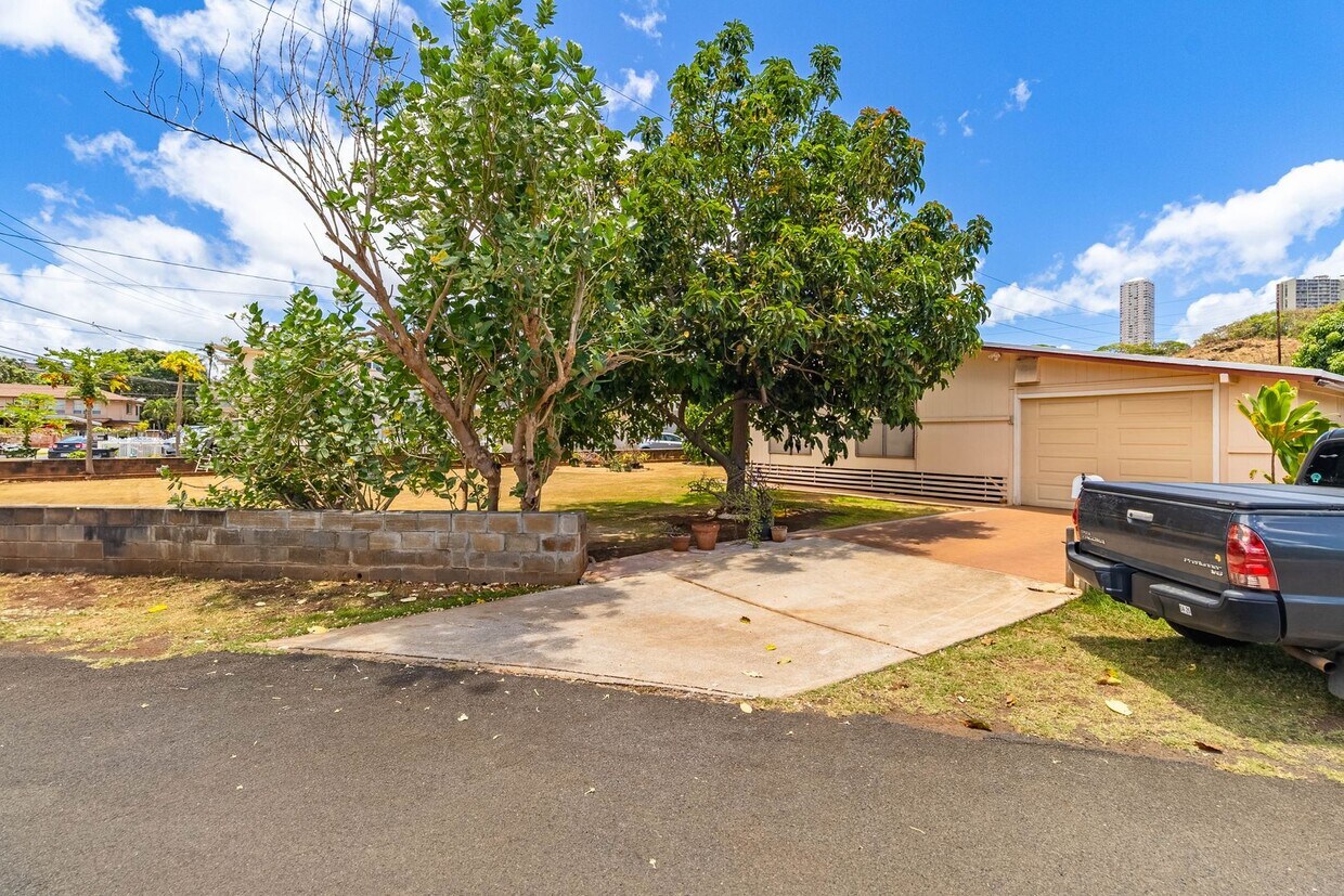 Primary Photo - Charming 3 bedroom, 1 bath home with large...