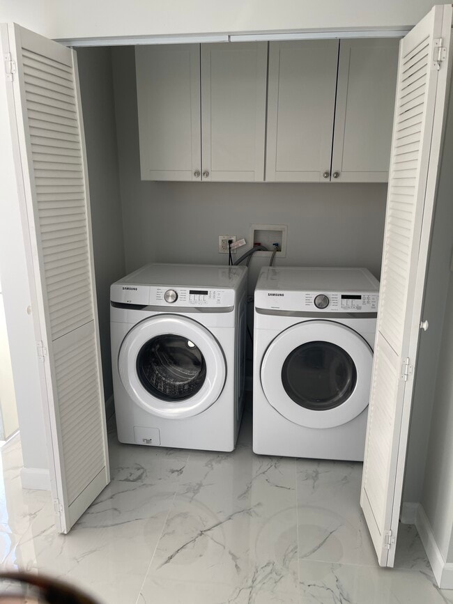 Foto del edificio - 10310 Montgomery Ave