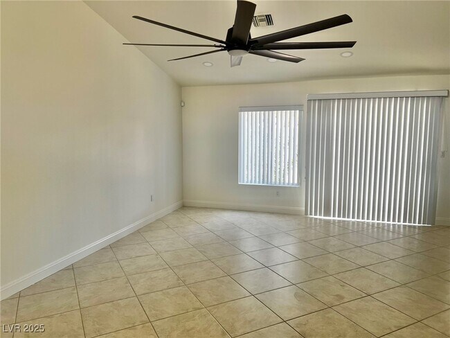 Foto del edificio - 9661 Blue Bell Dr