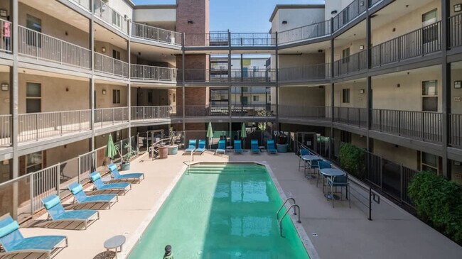 Foto del edificio - 1275 E University Dr