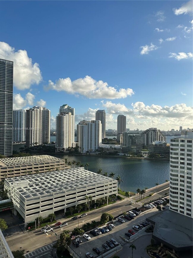 Building Photo - 950 Brickell Bay Dr