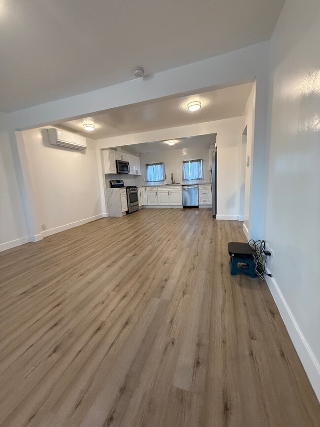 Living room - 1437 W 60th Pl