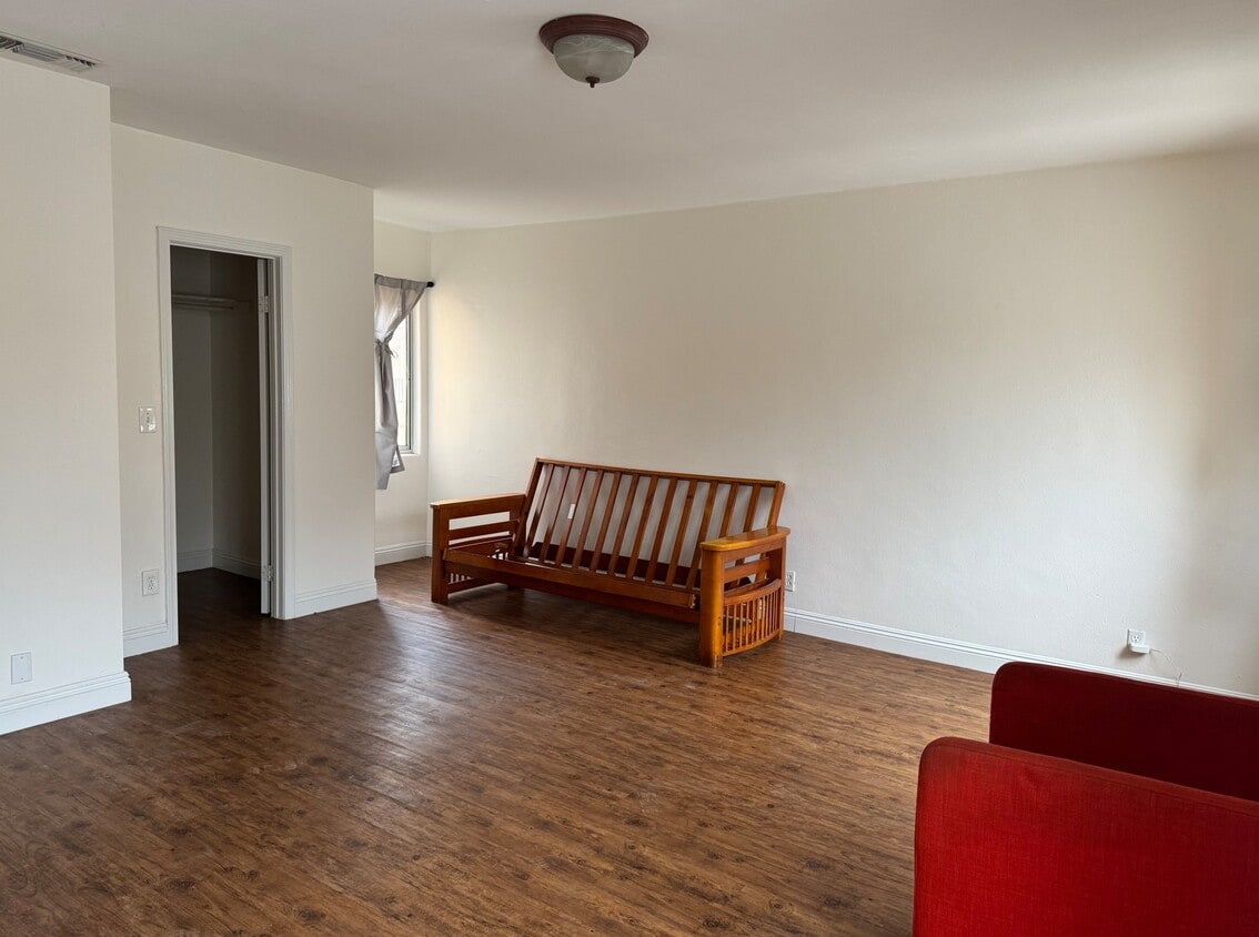 Living Rm/Bedroom - 903 Hershey Ave