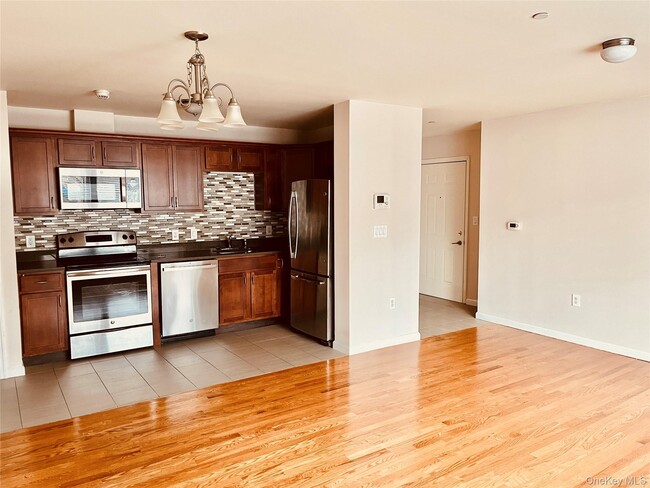 Building Photo - 160 Chatterton Ave