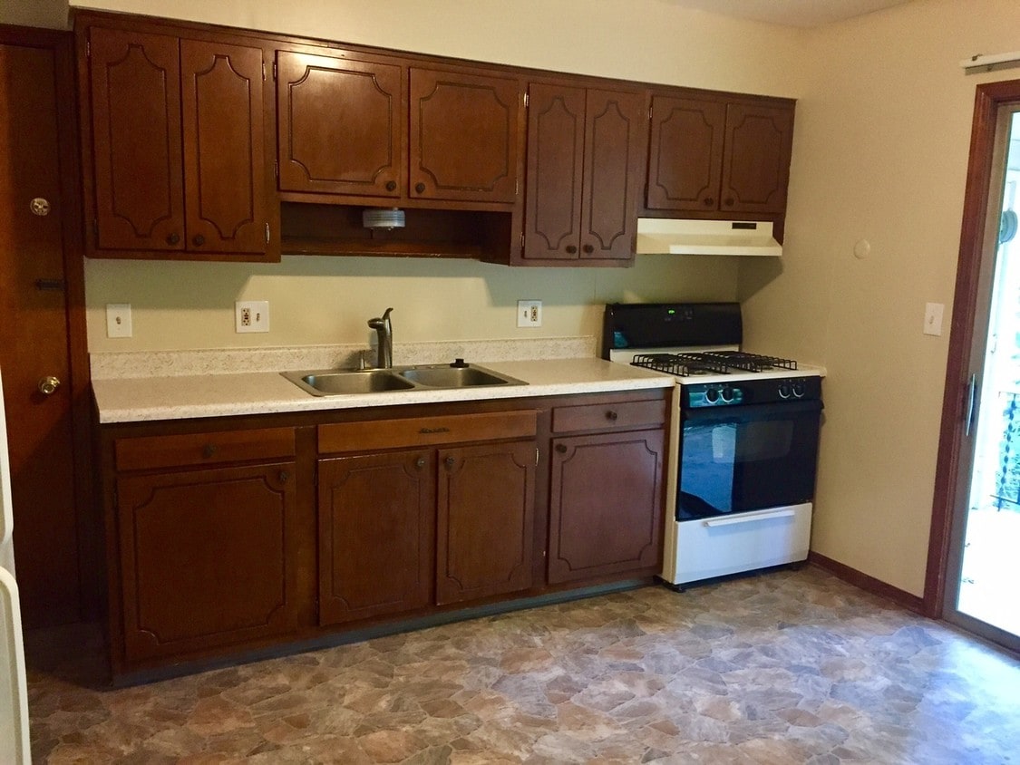 879 Emerald Ave NE, Grand Rapids, MI 49503 House for