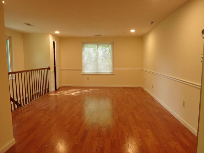 Building Photo - Bright and Spacious 1 Bedroom on 2nd floor