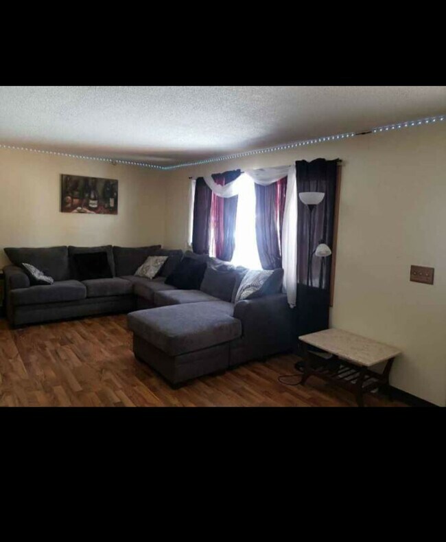 Foto del edificio - 525 Ladonna Ln