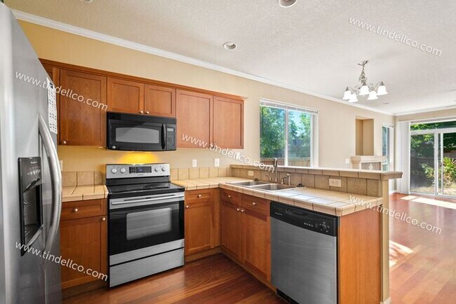 Foto del edificio - Spacious North Portland Home near Columbia Park with fence backyard and pets welcomed