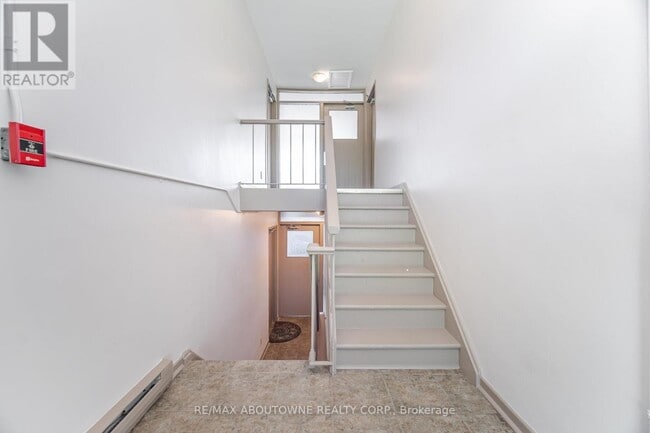 Building Photo - 2344-2344 Queensway Dr