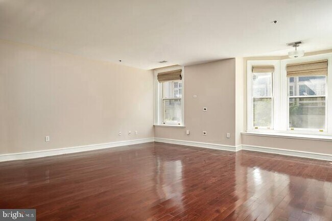 Building Photo - 1811-19 Chestnut St