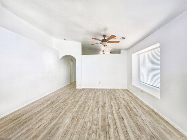 Foto del edificio - Nice, 1 Level, 4 Bedroom Home in Northern Meadows