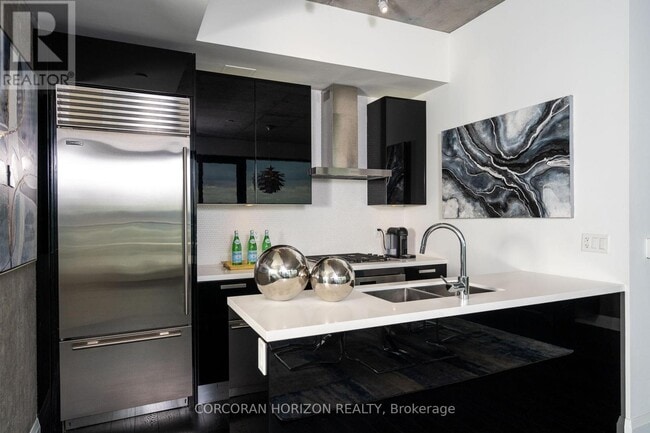 Photo du bâtiment - 224 King St W