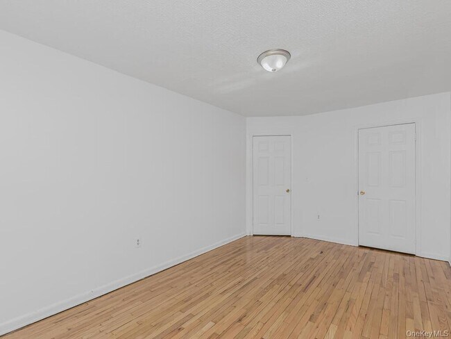 Foto del edificio - 724 E 223rd St