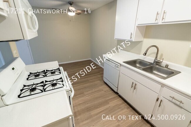 Foto del edificio - 17211 Chatsworth St
