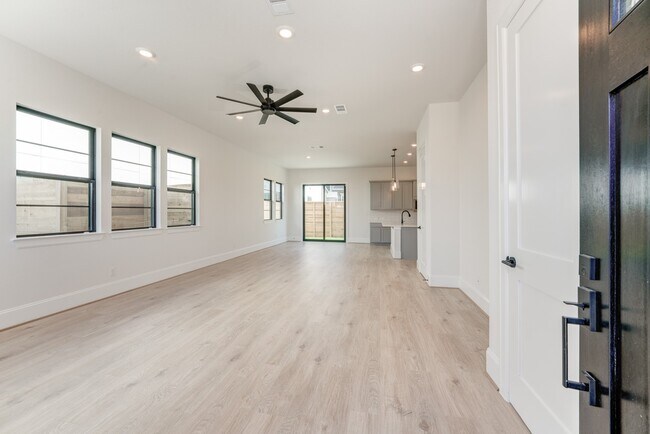 Foto del edificio - 12016 Royal Oaks Banner Wy