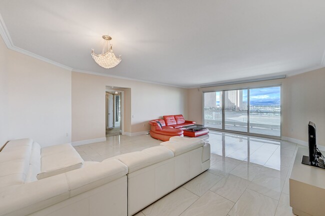 Building Photo - FABULOUS TURNBERRY TOWERS ONE STREET FROM ...