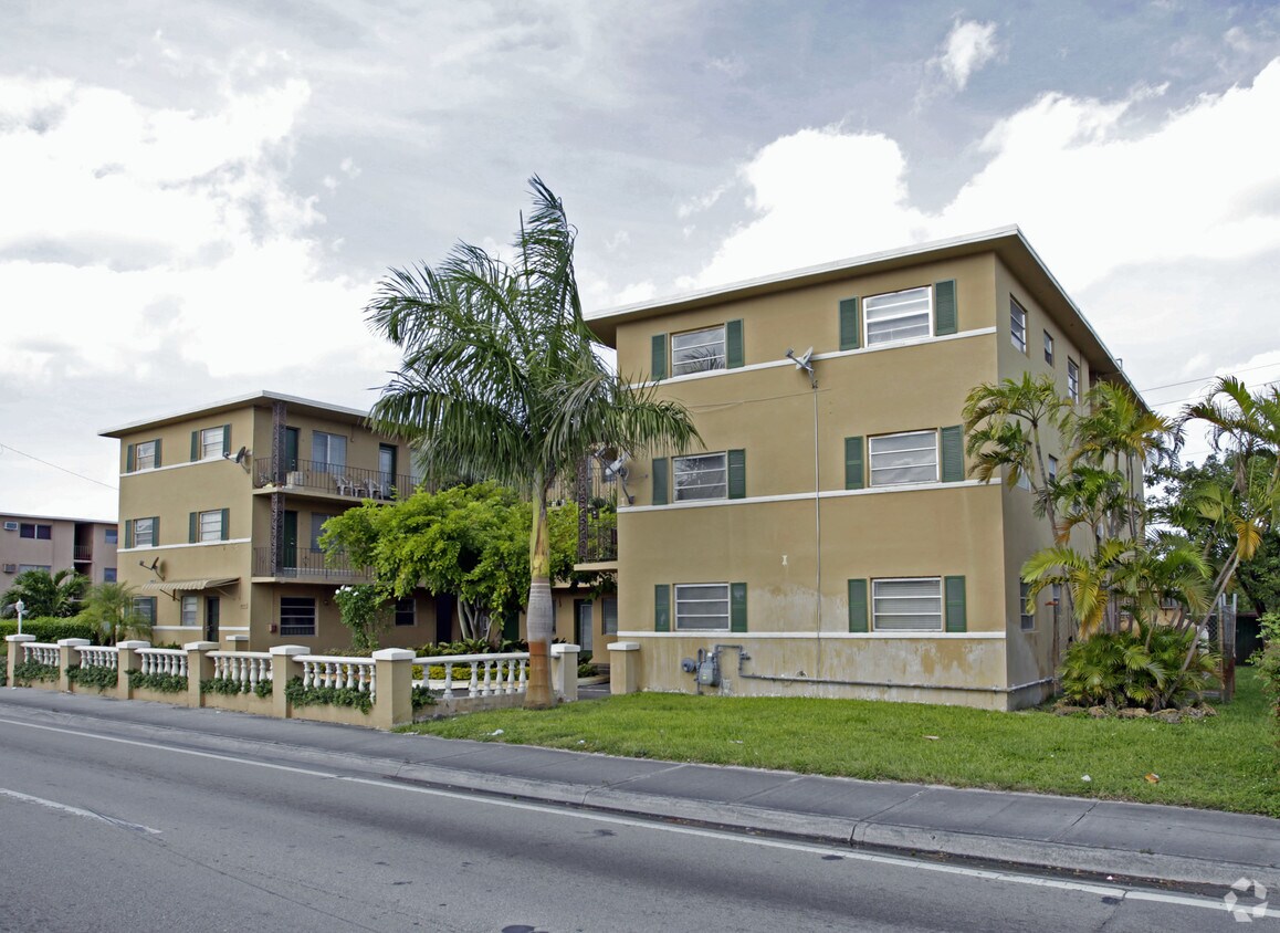 Foto principal - 6487 W Flagler St