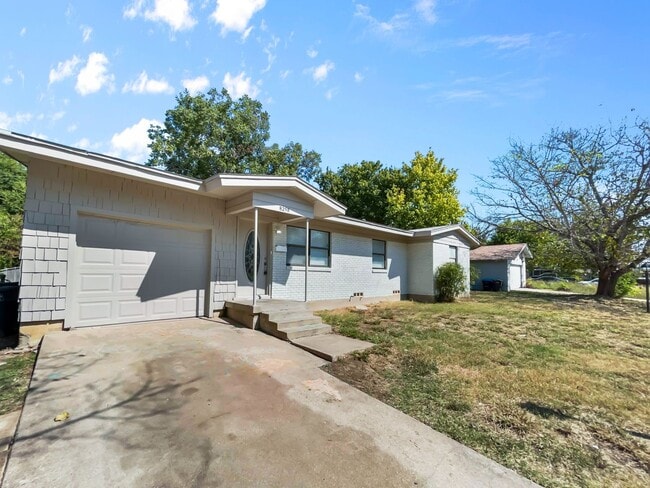 Building Photo - Charming 3-Bedroom Home in Desirable Fort Worth Neighborhood