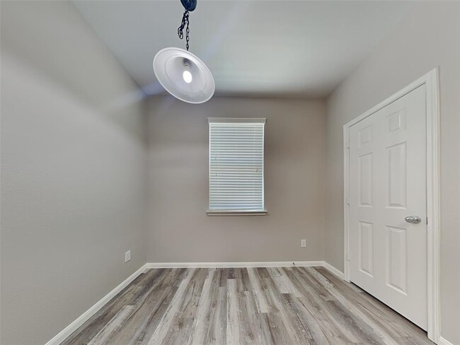 Foto del edificio - 3911 Mossy Spring Ln