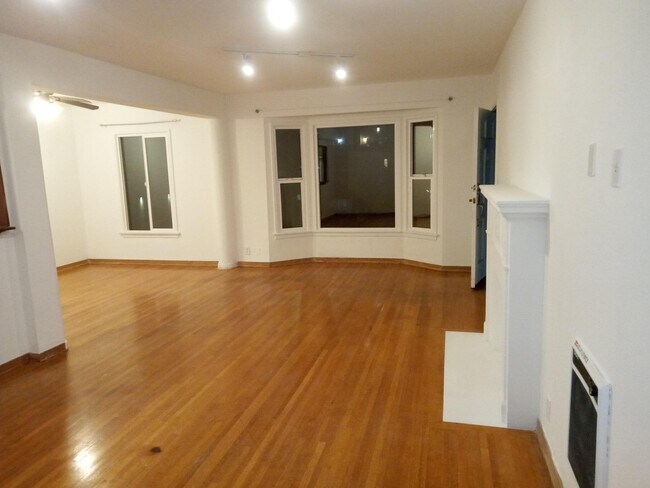 Living Area - 1423 S Beverly Dr