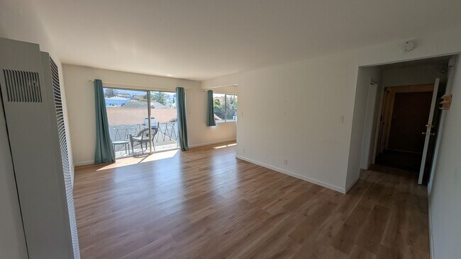 Foto del edificio - Modern Top Floor Condo, Newly Remodeled -U...