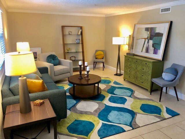 ¡Sala de estar extra grande! - Riverwalk Apartments