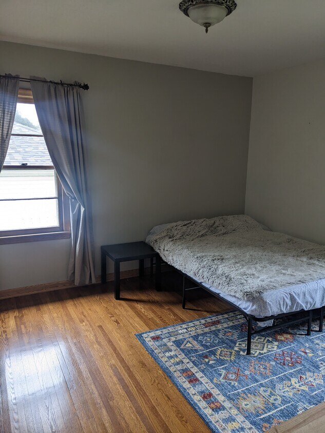 Foto principal - 643 36 1/2 Ave NE