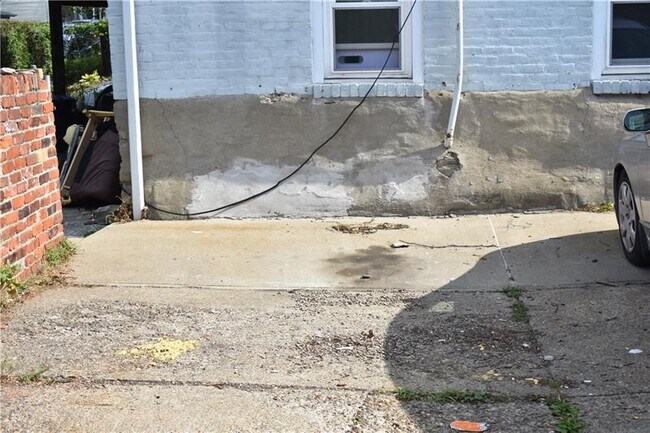 Building Photo - 231 Ulysses St