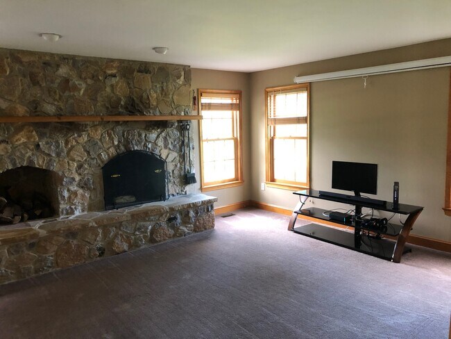 Building Photo - 929 Dewees Ln