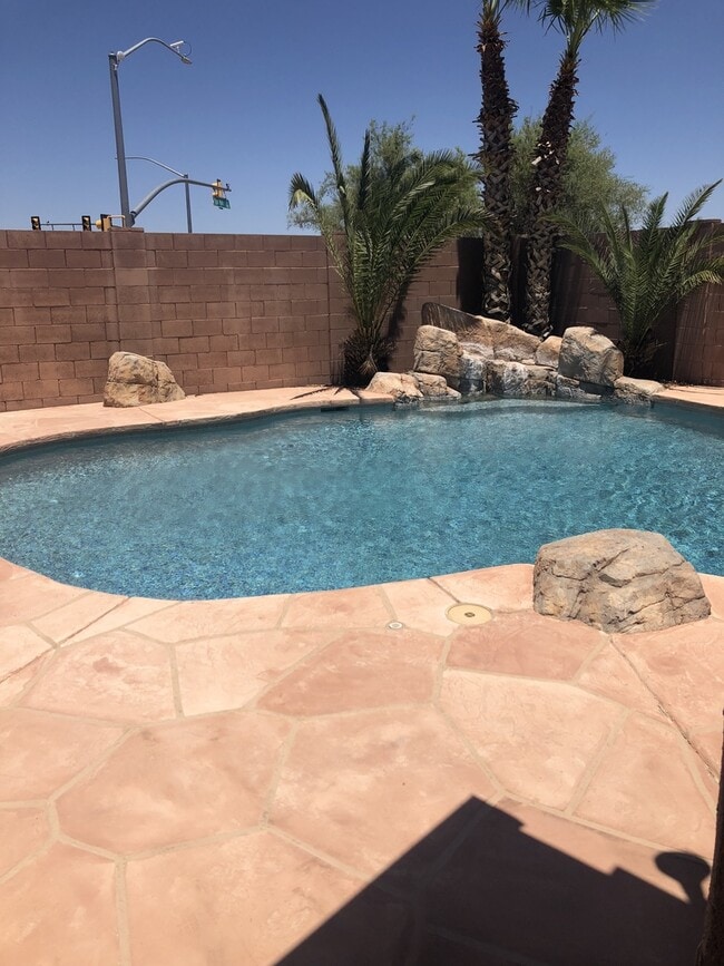 Foto del edificio - Immaculate 4 BR/ 2.5 Bath  w/ a Pool and Hot Tub in Rita Ranch!