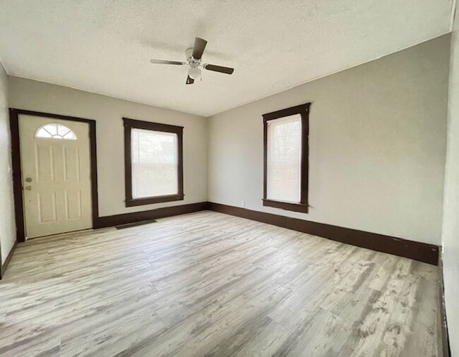 Building Photo - CONVENIENT 1 Bedroom Available!