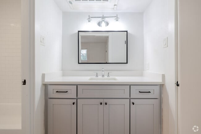 1BR, 1BA - 600SF - Bathroom - The Prescott